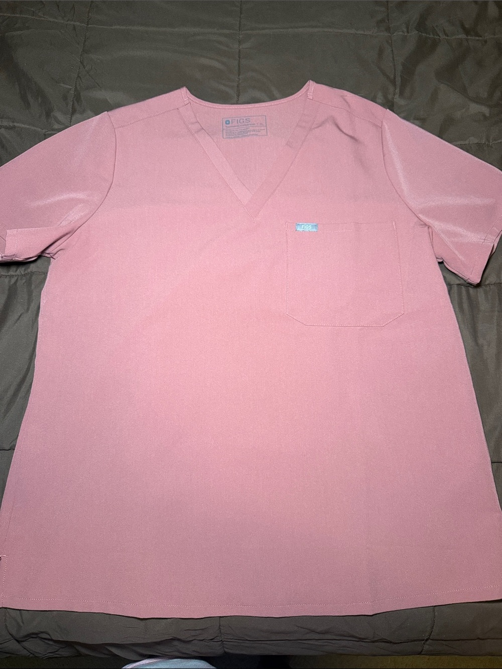Figs Men’s V-Neck Scrub Top - Rose Pink